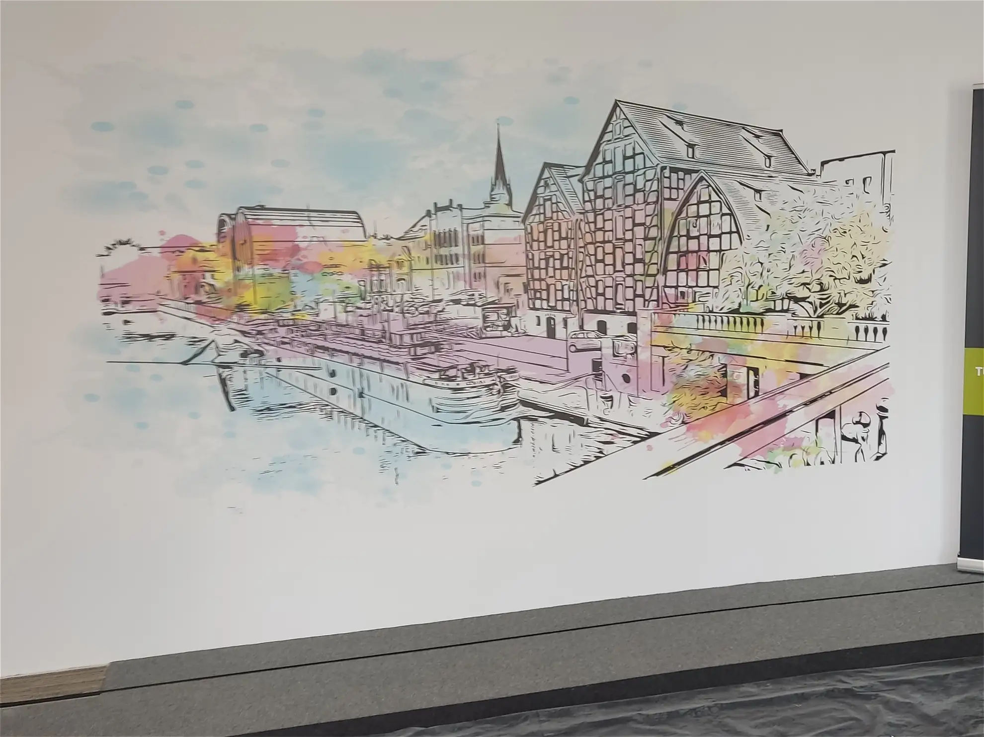 Mural z panoramą Bydgoszczy w stylu watercolor wydrukowany na ścianie sali