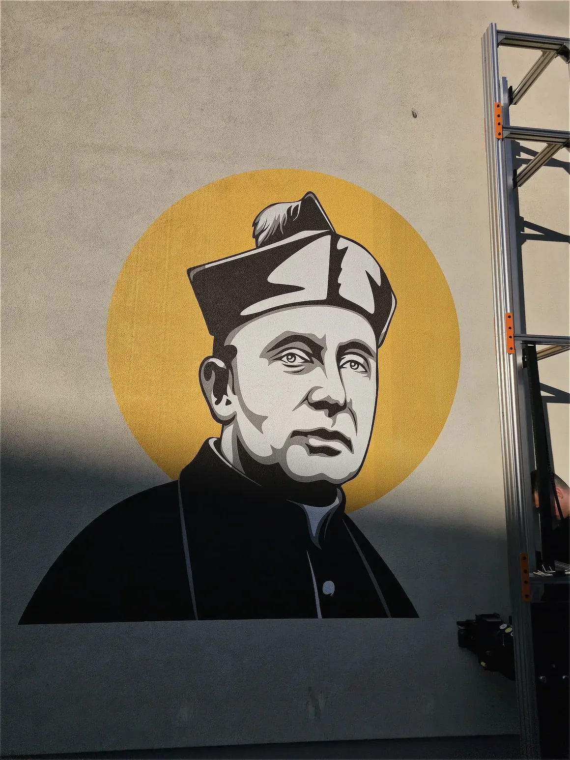 Portret patrona Collegium Leonium wydrukowany na zewnętrznej elewacji budynku