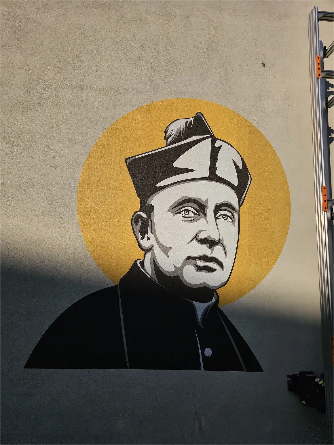Portret patrona wydrukowany na betonowej elewacji budynku Collegium Leonium
