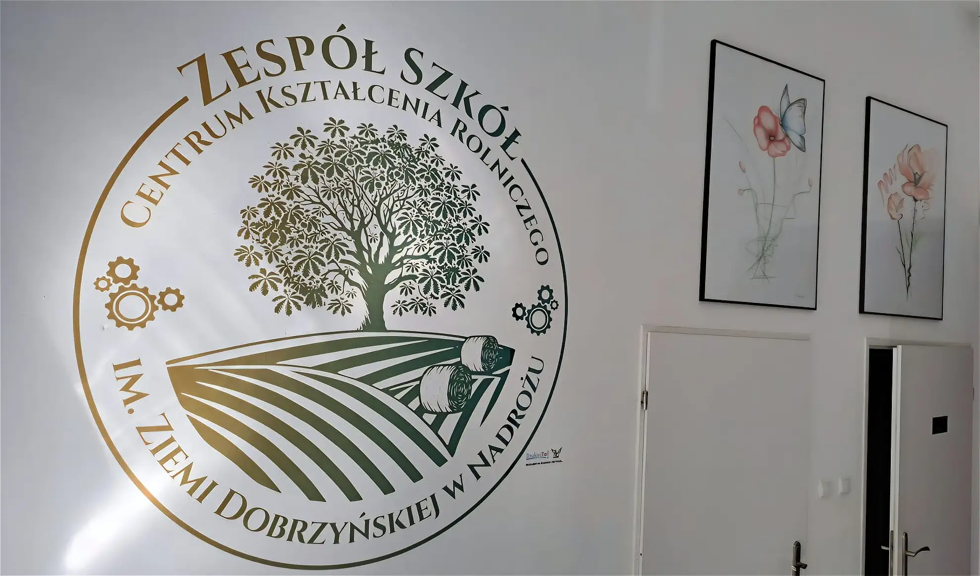 Godło Zespołu Szkół Centrum Kształcenia Rolniczego w Nadrożu wydrukowane na ścianie holu
