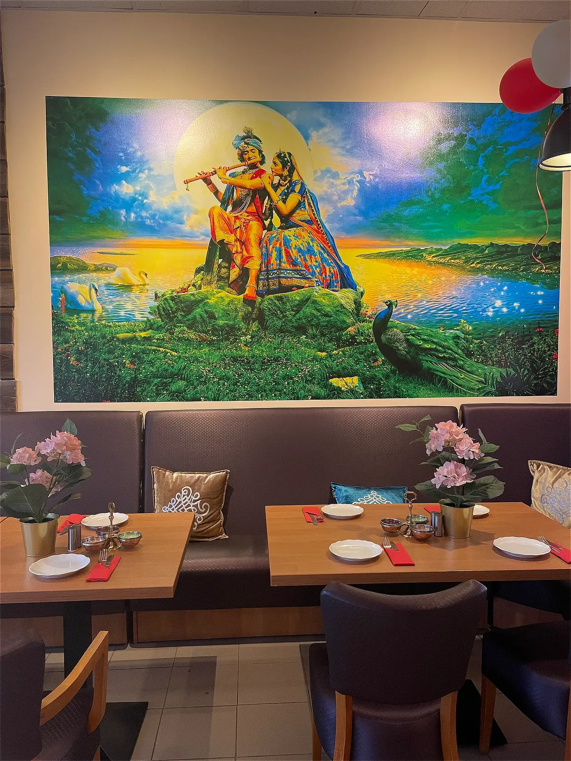 Duży kolorowy mural wydrukowany na ścianie sali restauracyjnej